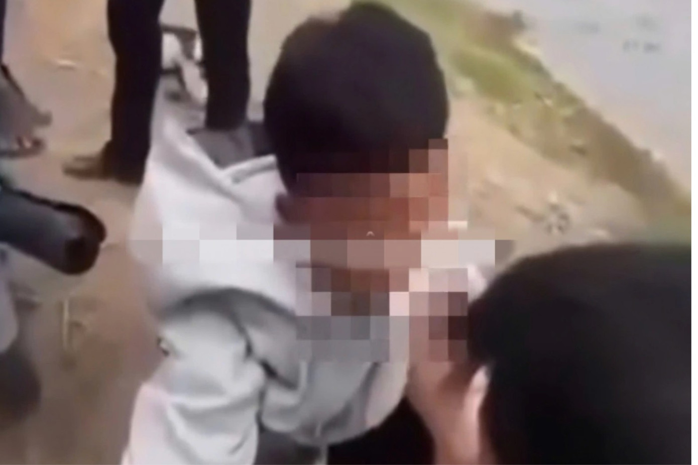 Công an điều tra vụ nam sinh bị đánh và nhét băng vệ sinh vào miệng tại An Giang - Ảnh 1.