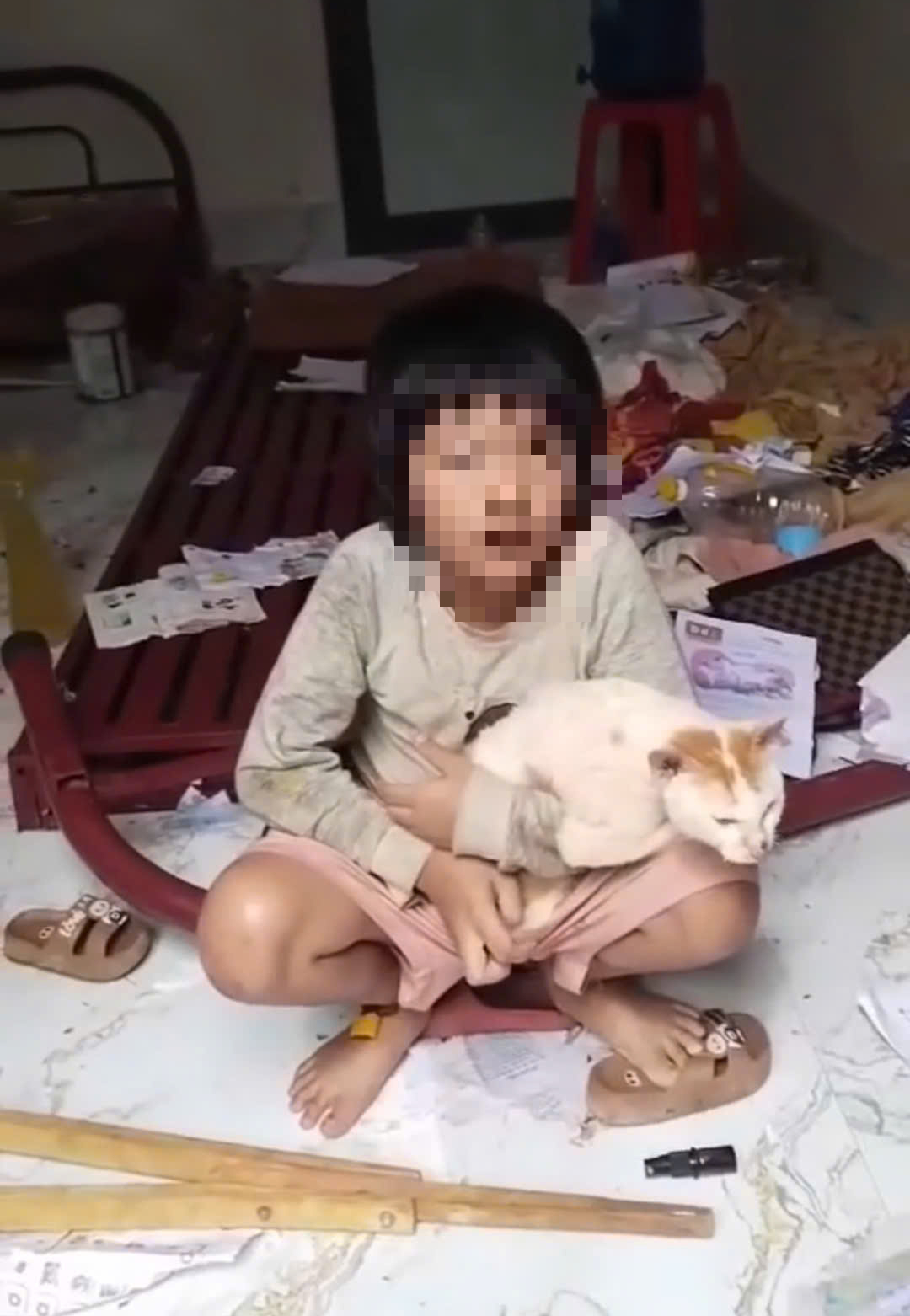 Câu chuyện nhói lòng về 2 cháu bé bị cha xích nhốt trong phòng bẩn thỉu - Ảnh 2. Câu chuyện nhói lòng về 2 cháu bé bị cha xích nhốt trong phòng bẩn thỉu - Ảnh 2.