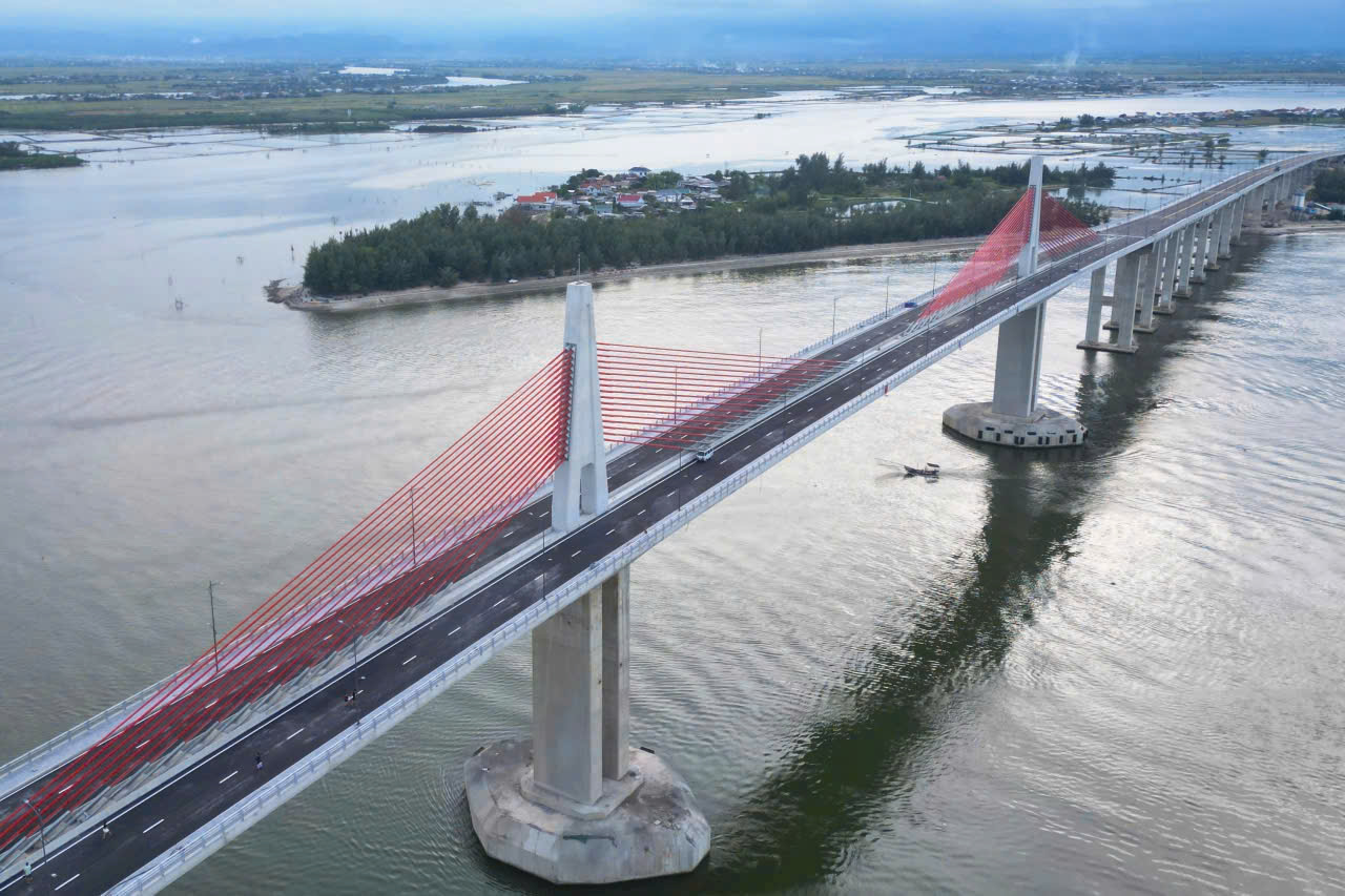 Chính thức: Hoàn thành công trình cấp đặc biệt - cầu vượt cửa biển nghìn tỷ dài nhất miền Trung - Ảnh 1.