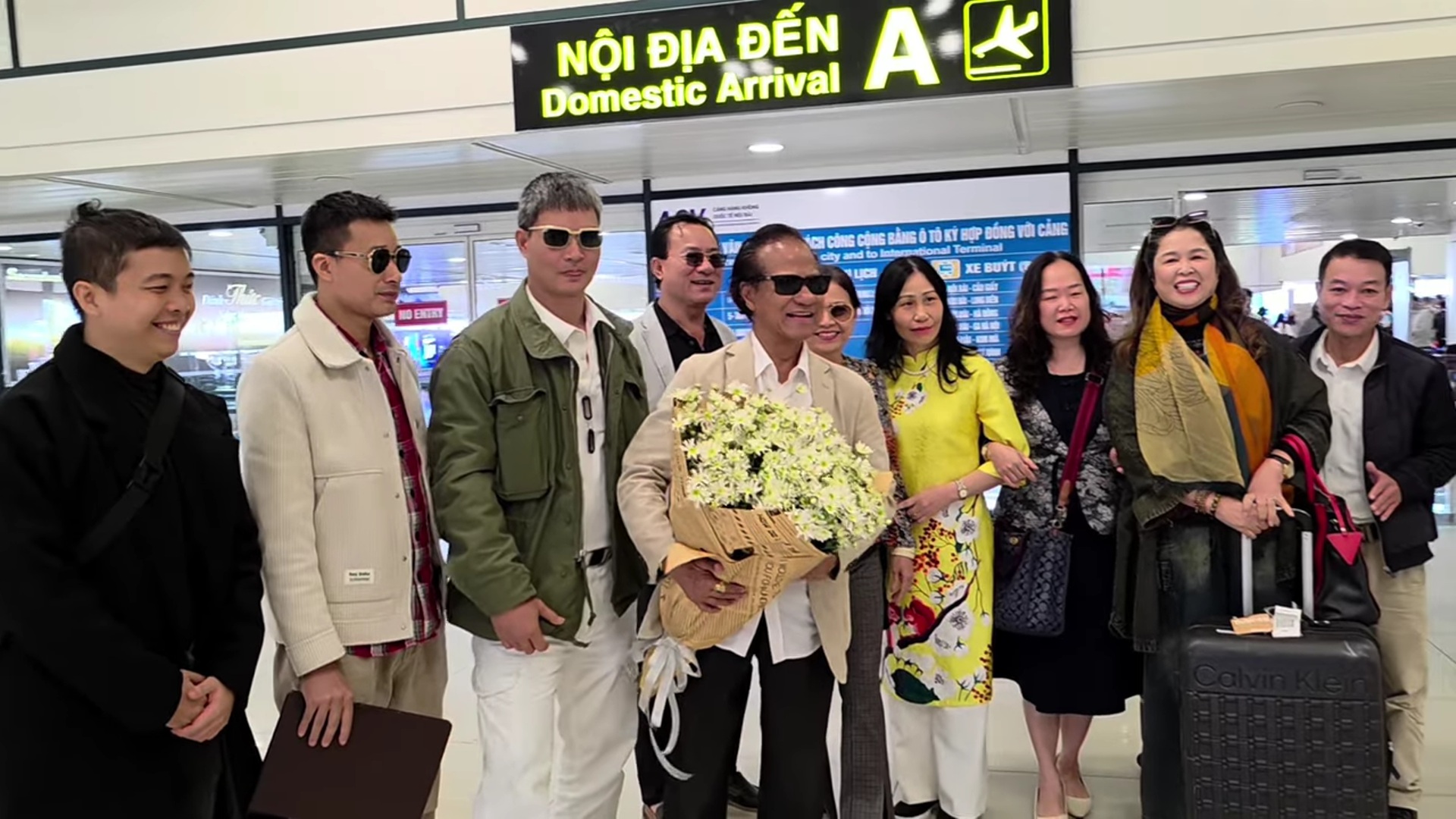 Danh ca Chế Linh ra Hà Nội, khán giả ùa tới sân bay đón- Ảnh 1.