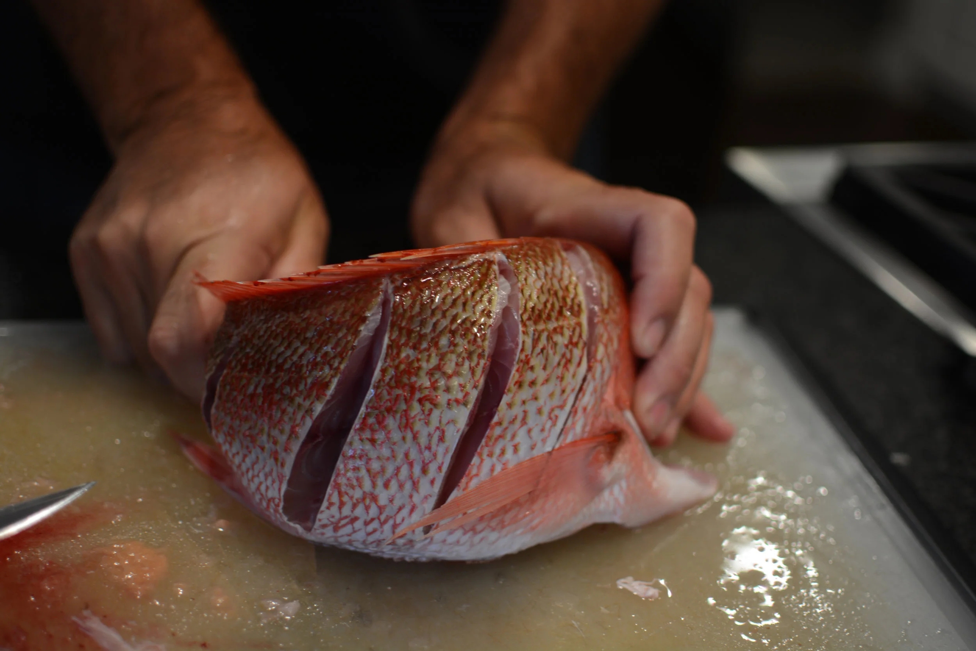 Mẹo rán cá ngoài giòn, trong mềm, ngon hơn ngoài hàng - Ảnh 2.