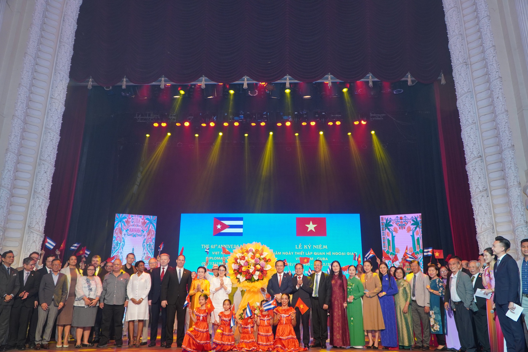 Kỷ niệm 65 năm ngày thiết lập quan hệ ngoại giao giữa Việt Nam và Cuba  - Ảnh 8.