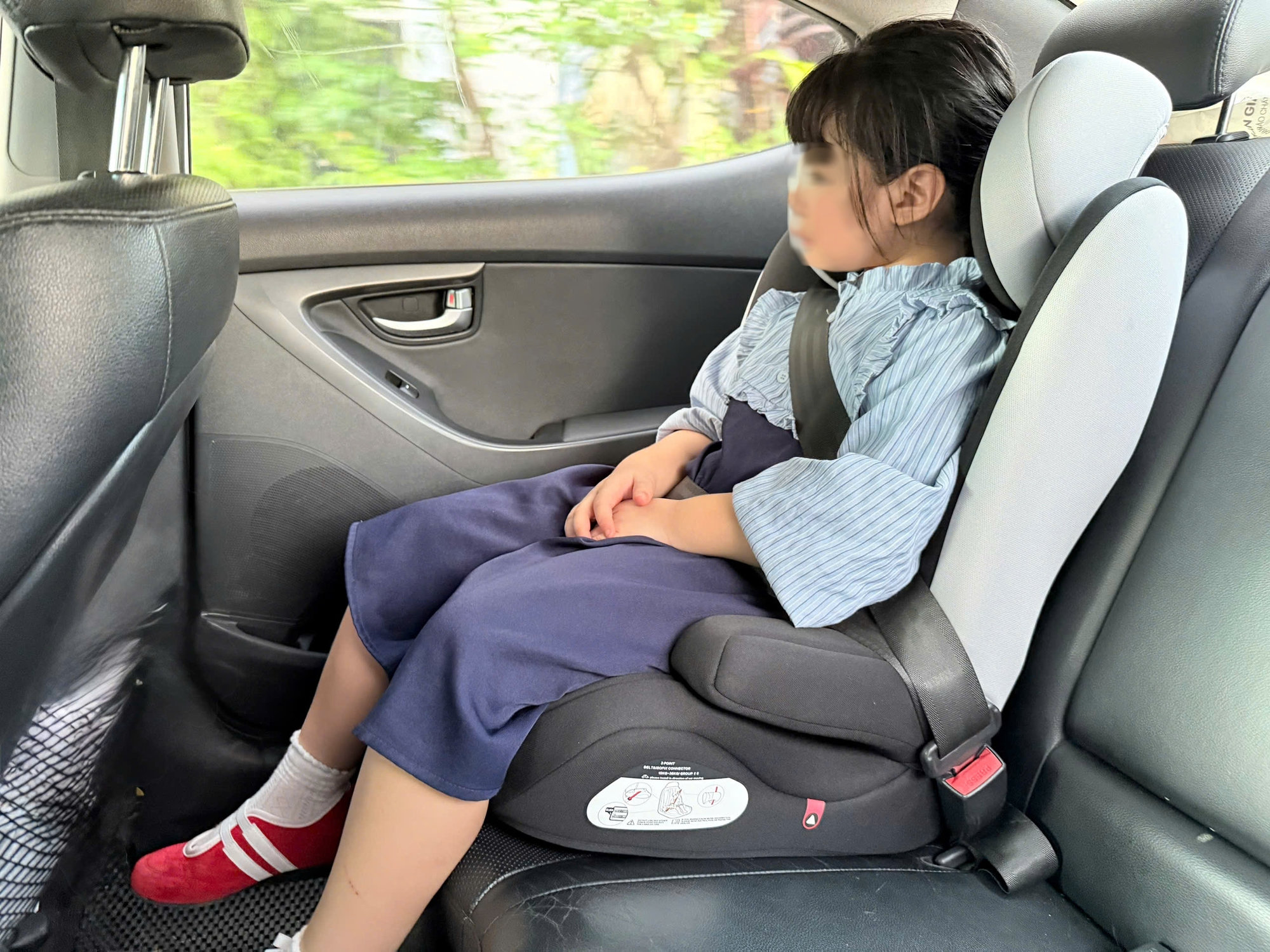 Chính phủ đề xuất miễn trừ ghế an toàn cho trẻ dưới 10 tuổi trên taxi và xe buýt - Ảnh 1.
