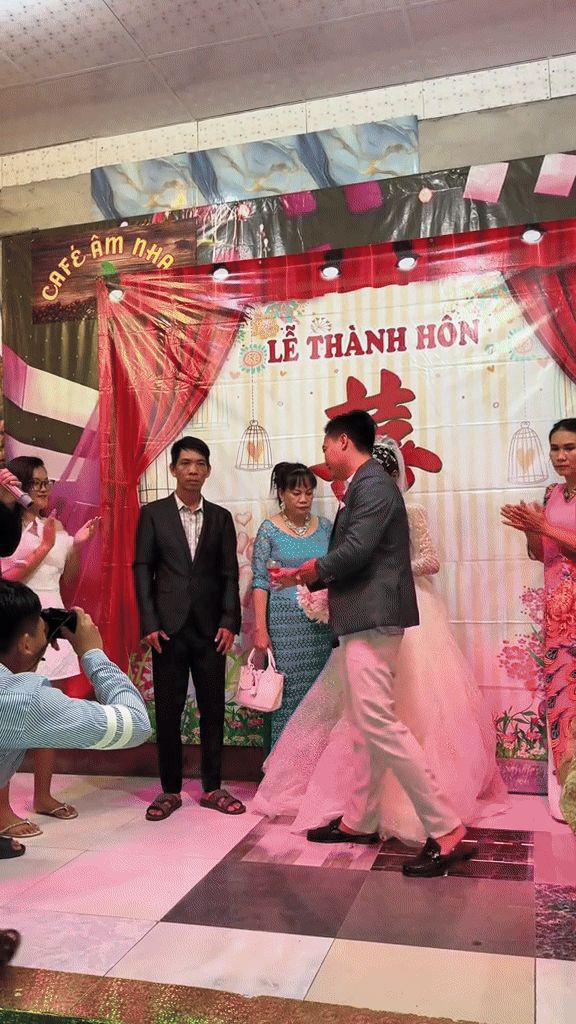 Bố vợ không nhận rượu mừng, con rể đạp đổ đám cưới- Ảnh 1.