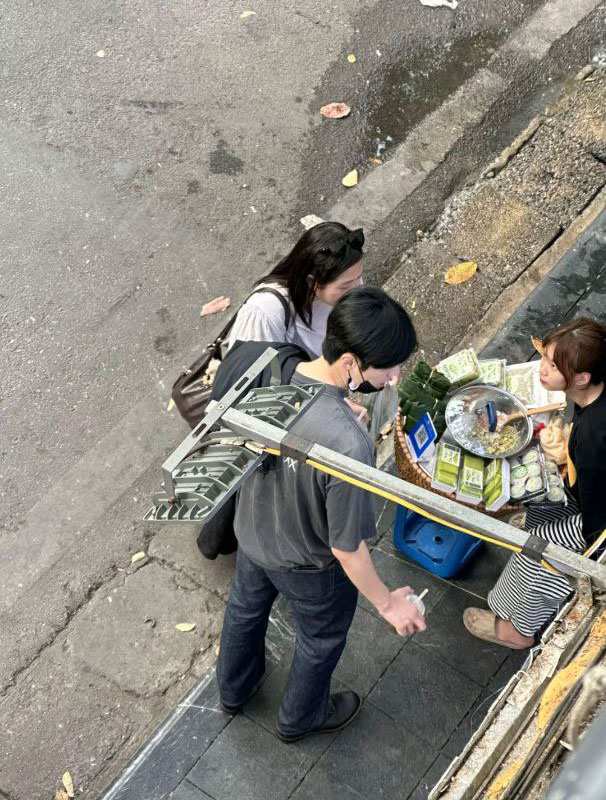 Kim Seon Ho dạo phố Hà Nội, mua cốm, mua cả... Iphone!- Ảnh 2.