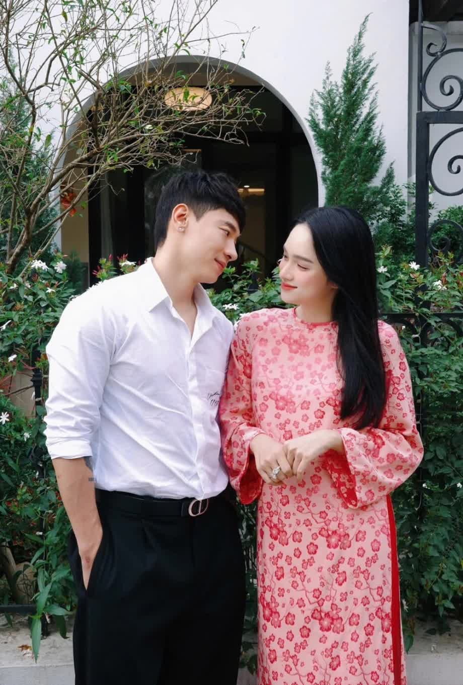 Hương Giang quấn quýt bên "người đàn ông lạ" tại khu nghỉ dưỡng ở Lào - Ảnh 4. Hương Giang quấn quýt bên "người đàn ông lạ" tại khu nghỉ dưỡng ở Lào - Ảnh 4.