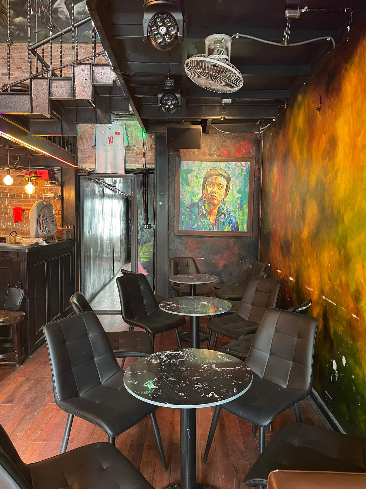 Cuộc sống của Tuấn Hưng trong căn nhà view Hồ Gươm - sân khấu liveshow 0 đồng- Ảnh 8. Cuộc sống của Tuấn Hưng trong căn nhà view Hồ Gươm - sân khấu liveshow 0 đồng- Ảnh 8.