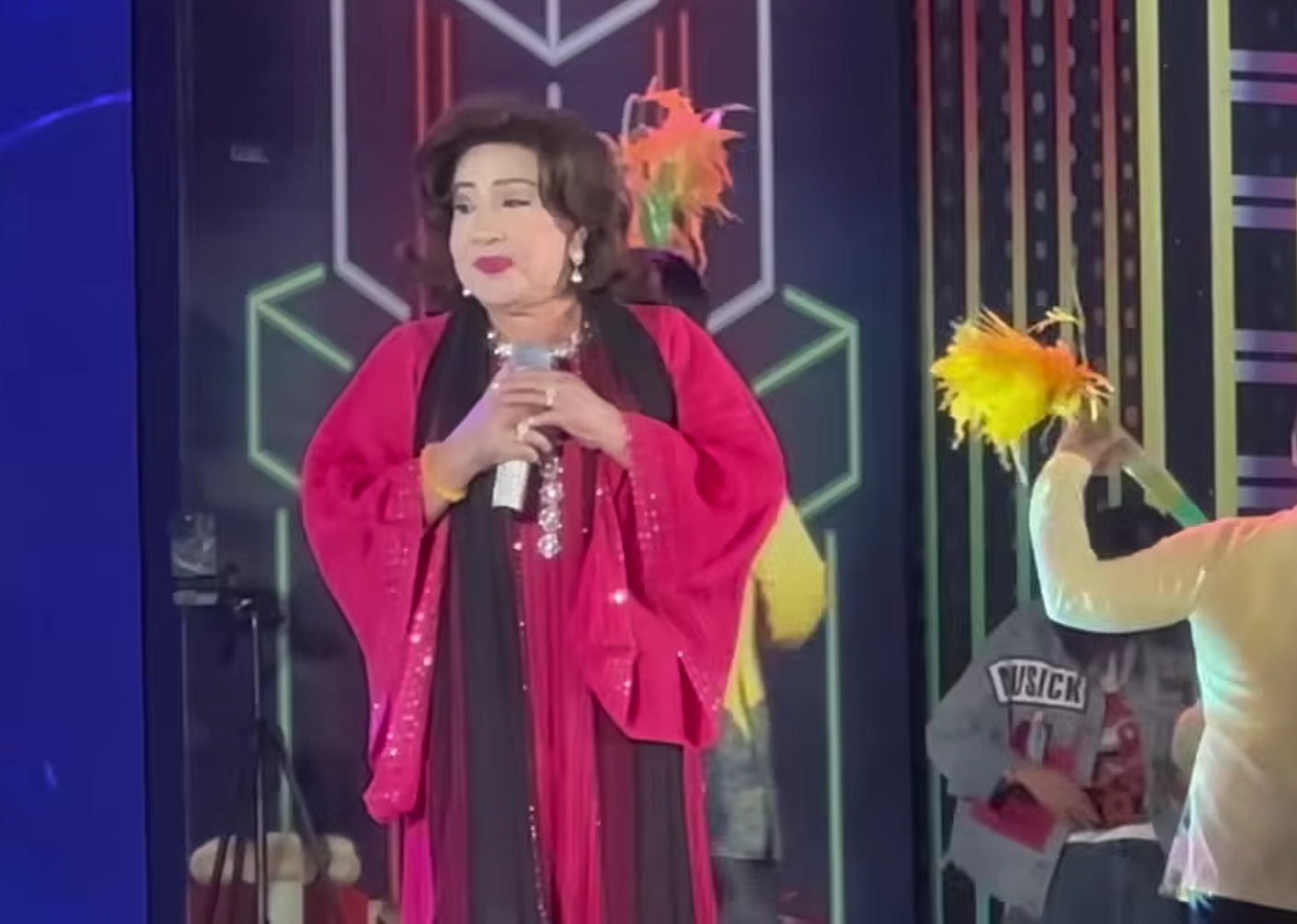 NSND Lệ Thủy được một khán giả kém 2 tuổi nắm tay nói: "Má gặp con một lần, chết cũng an lòng"- Ảnh 1.