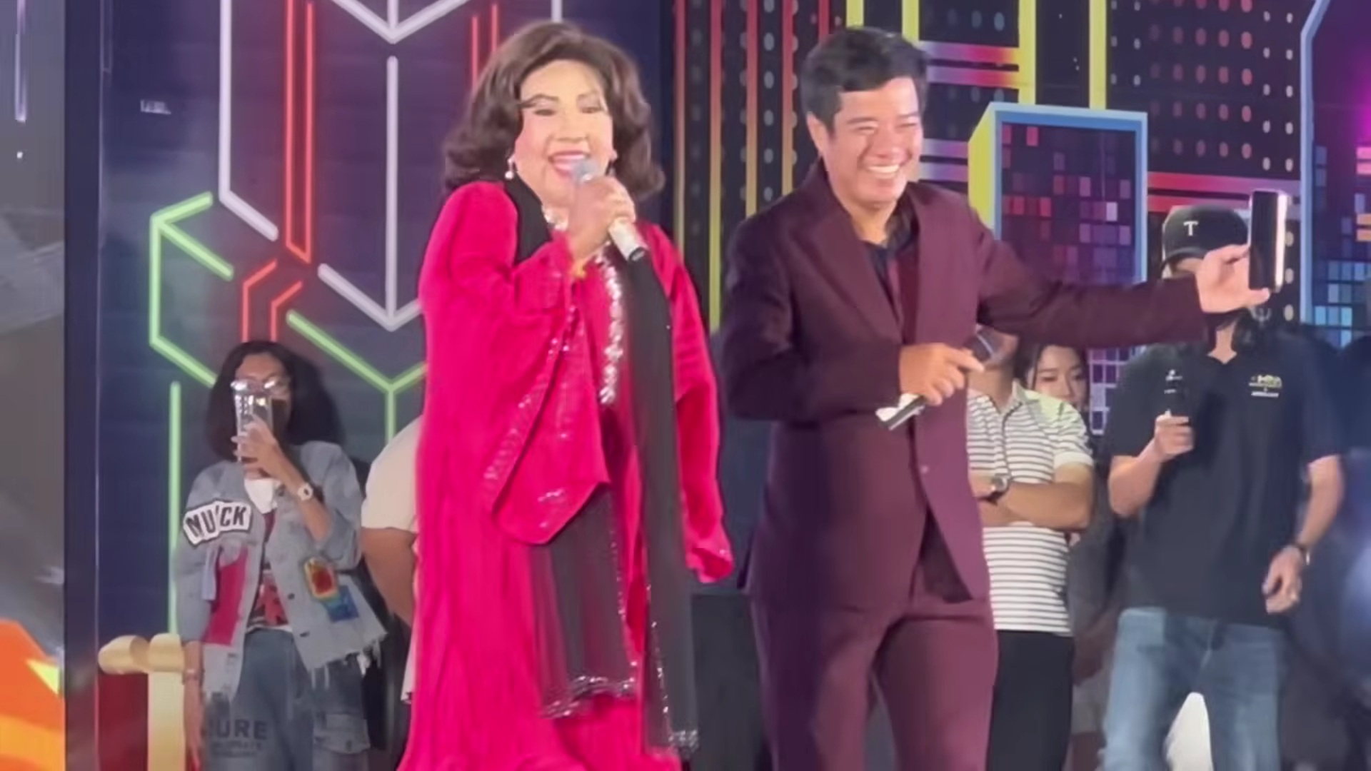 NSND Lệ Thủy được một khán giả kém 2 tuổi nắm tay nói: "Má gặp con một lần, chết cũng an lòng"- Ảnh 2.