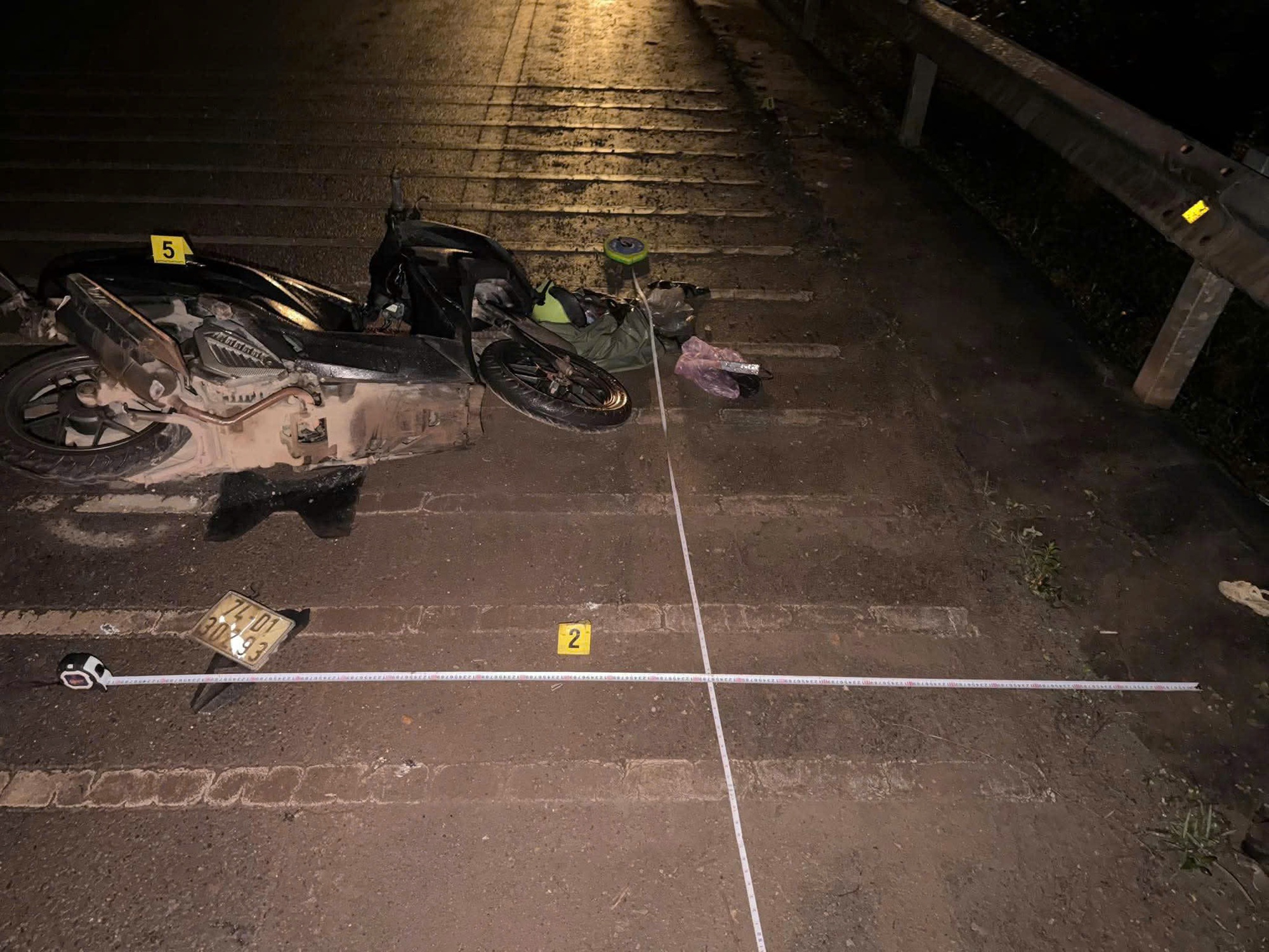 CSGT Quảng Trị truy tìm xe ô tô màu trắng liên quan vụ tai nạn nghiêm trọng - Ảnh 1.