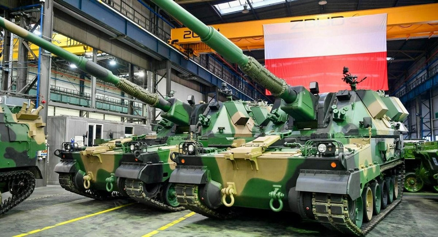 Ph&aacute;o tự h&agrave;nh Krab 2 ra mắt với c&ocirc;ng nghệ nạp đạn tự động ti&ecirc;n tiến - Ảnh 1.