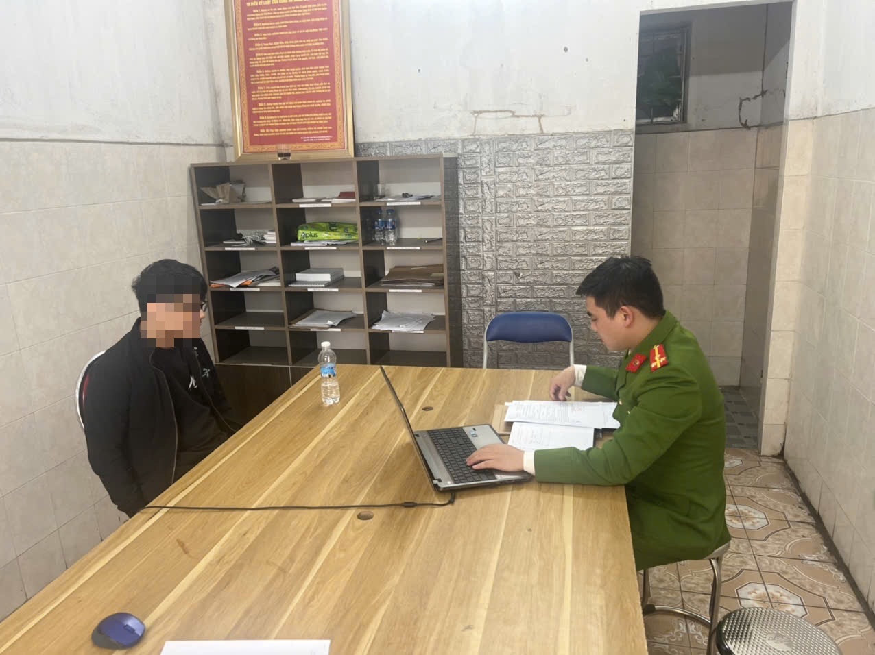 Đ&ograve;i chia tay nhưng bị từ chối , nam thanh ni&ecirc;n tạt dung dịch tẩy bồn cầu v&agrave;o người t&igrave;nh - Ảnh 1.