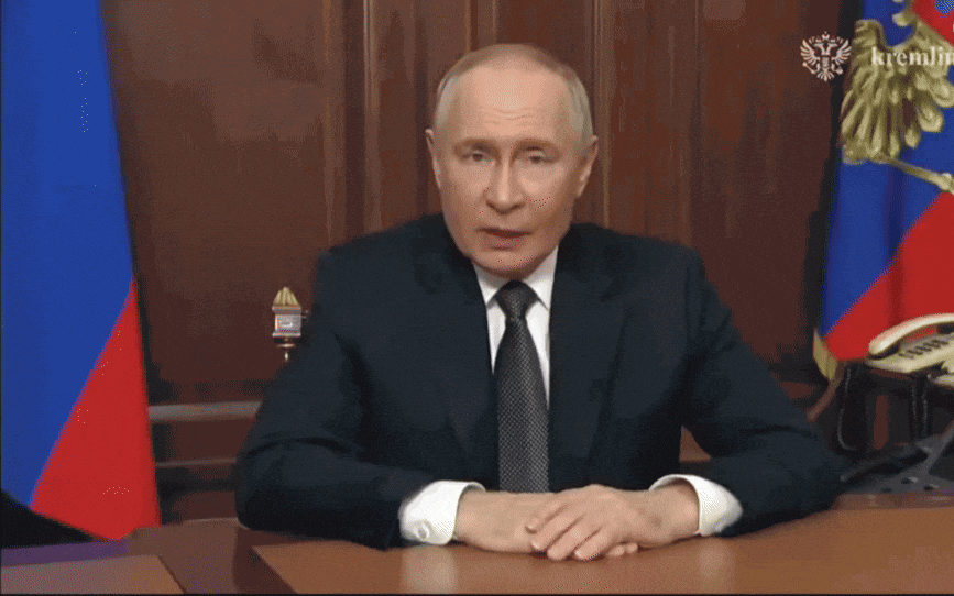 Hỗn loạn h&agrave;ng ng&agrave;n người ở bi&ecirc;n giới Ukraine-NATO; &Ocirc;ng Putin tung qu&acirc;n b&agrave;i lần đầu lộ diện, Kiev sơ t&aacute;n khẩn - Ảnh 4.