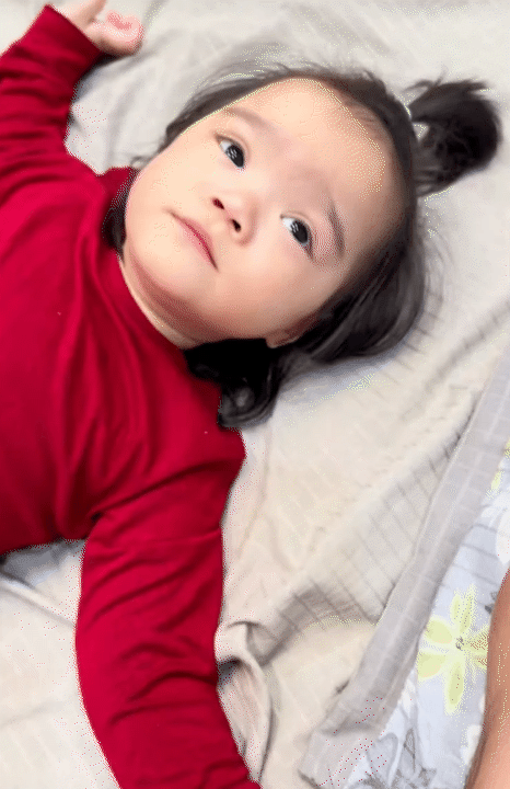 Từng bị soi xem TV nhiều n&ecirc;n "chậm lớn", ba b&aacute;nh b&egrave;o D&acirc;u - Kem - Sữa giờ lớn bổng, tự x&uacute;c cơm gọn g&agrave;ng, c&ograve;n biết  "diễn s&acirc;u" để trốn uống thuốc- Ảnh 8.