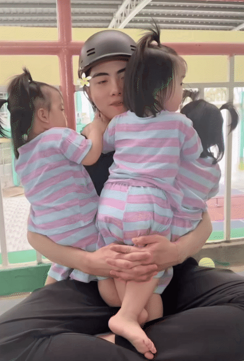 Từng bị soi xem TV nhiều n&ecirc;n "chậm lớn", ba b&aacute;nh b&egrave;o D&acirc;u - Kem - Sữa giờ lớn bổng, tự x&uacute;c cơm gọn g&agrave;ng, c&ograve;n biết  "diễn s&acirc;u" để trốn uống thuốc- Ảnh 3.