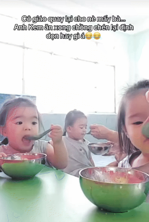 Từng bị soi xem TV nhiều n&ecirc;n "chậm lớn", ba b&aacute;nh b&egrave;o D&acirc;u - Kem - Sữa giờ lớn bổng, tự x&uacute;c cơm gọn g&agrave;ng, c&ograve;n biết  "diễn s&acirc;u" để trốn uống thuốc- Ảnh 6.