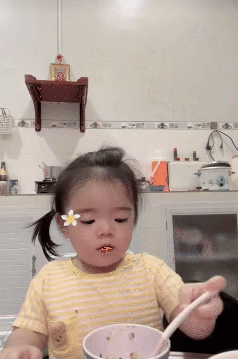 Từng bị soi xem TV nhiều n&ecirc;n "chậm lớn", ba b&aacute;nh b&egrave;o D&acirc;u - Kem - Sữa giờ lớn bổng, tự x&uacute;c cơm gọn g&agrave;ng, c&ograve;n biết  "diễn s&acirc;u" để trốn uống thuốc- Ảnh 7.