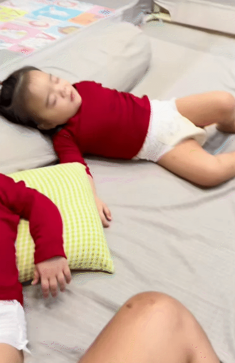 Từng bị soi xem TV nhiều n&ecirc;n "chậm lớn", ba b&aacute;nh b&egrave;o D&acirc;u - Kem - Sữa giờ lớn bổng, tự x&uacute;c cơm gọn g&agrave;ng, c&ograve;n biết  "diễn s&acirc;u" để trốn uống thuốc- Ảnh 9.