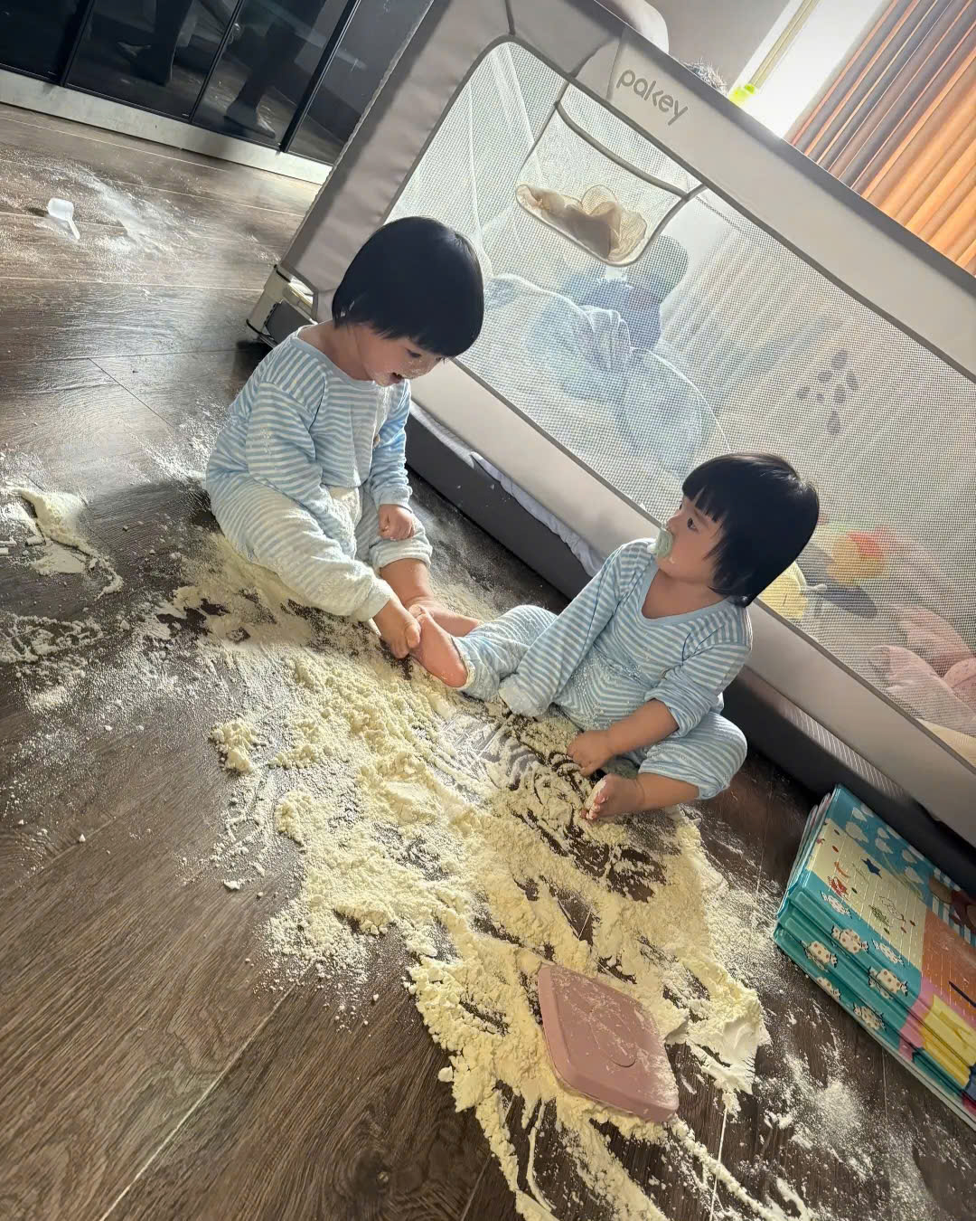 Từng bị soi xem TV nhiều n&ecirc;n "chậm lớn", ba b&aacute;nh b&egrave;o D&acirc;u - Kem - Sữa giờ lớn bổng, tự x&uacute;c cơm gọn g&agrave;ng, c&ograve;n biết  "diễn s&acirc;u" để trốn uống thuốc- Ảnh 4.