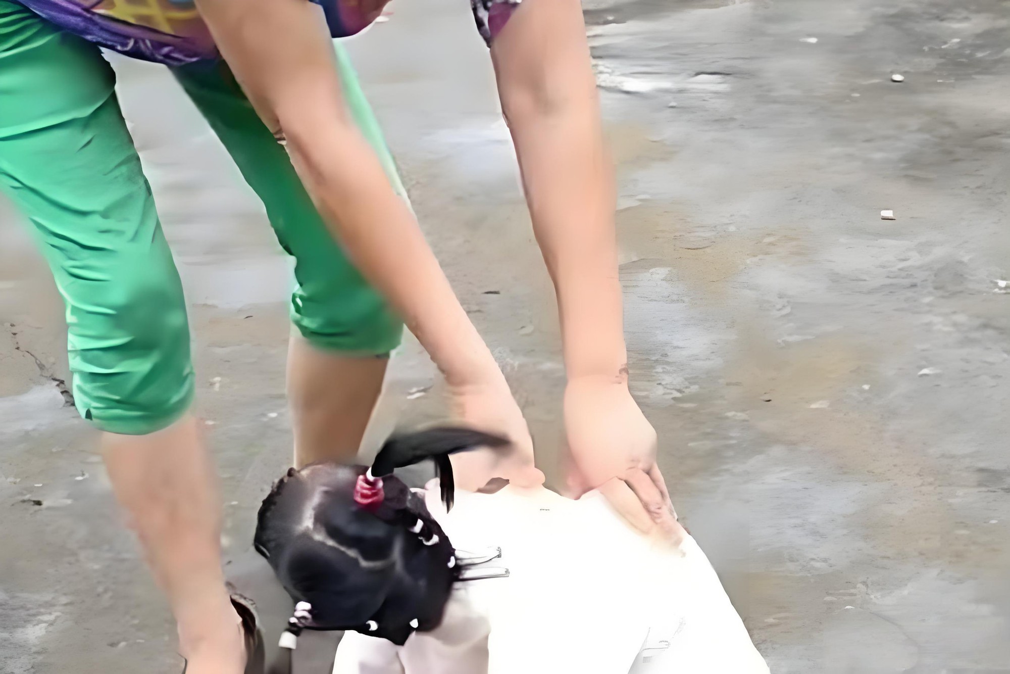 Bảo mẫu đưa con trai đến ở nhờ, tới giờ cơm con gái chủ nhà vừa định ăn thì bị chỉ thẳng mặt: "Ai cho mày ăn trước"- Ảnh 1.