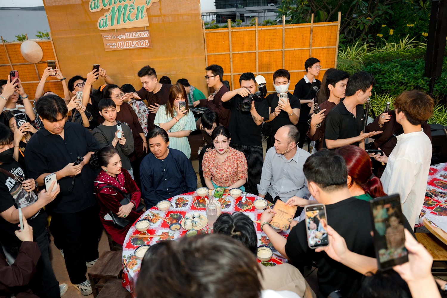 Thu Trang t&aacute;i hiện đ&aacute;m giỗ miền T&acirc;y trong showcase "Ai Thương Ai Mến"- Ảnh 1.