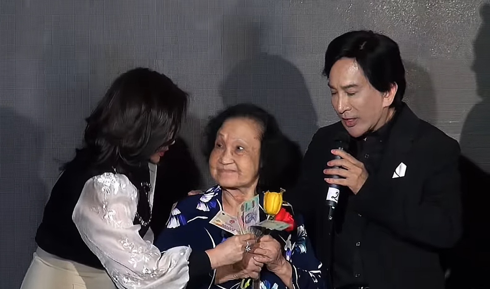 Nữ nghệ sĩ nghèo khổ chống gậy nhận 25 triệu, bật khóc nói với NSƯT Kim Tử Long- Ảnh 1.