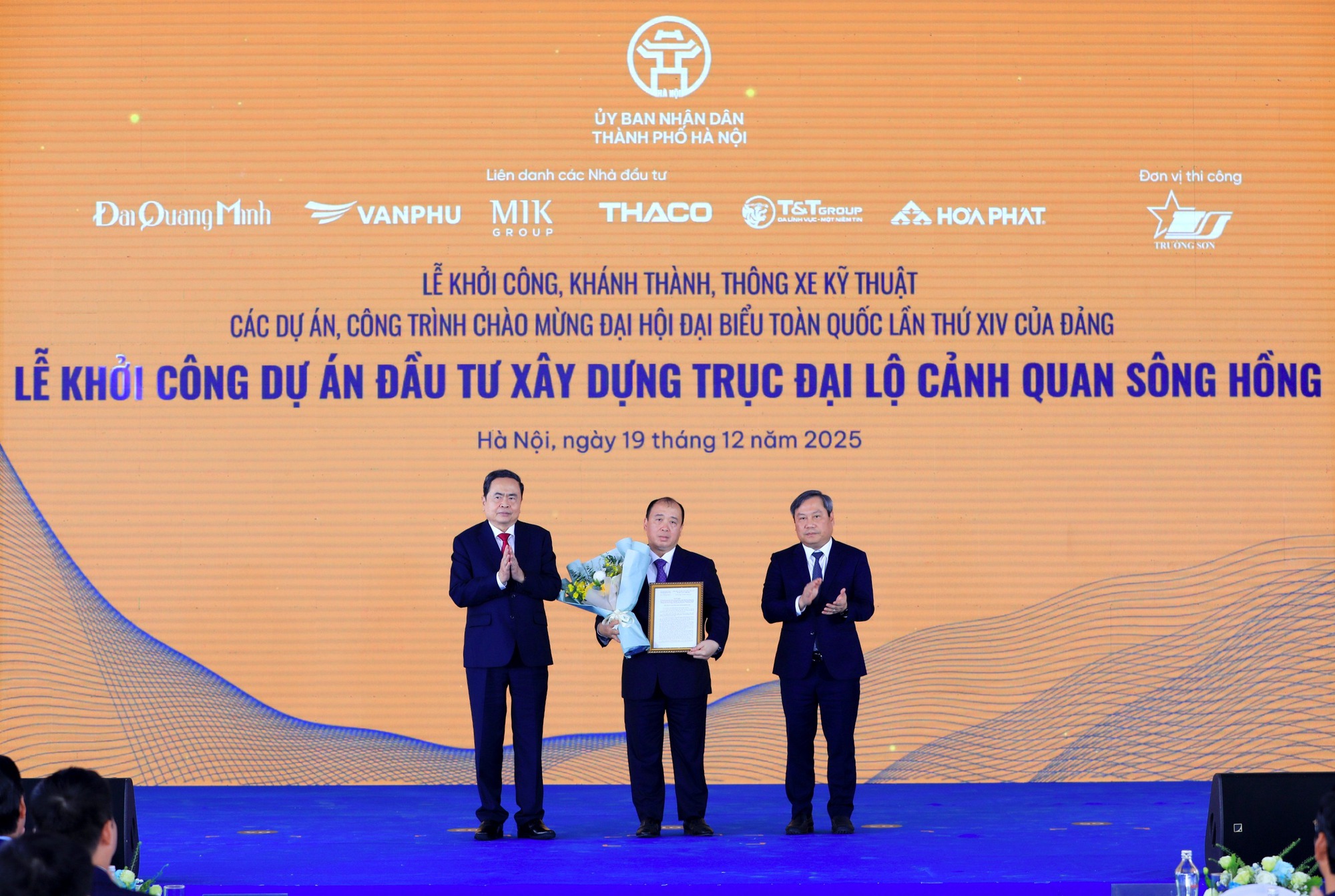 Cú tái xuất của đại gia Khoa "khàn" sau gần 10 năm ẩn mình tại siêu dự án "kỳ tích sông Hồng" 855.000 tỷ đồng - Ảnh 3. Cú tái xuất của đại gia Khoa "khàn" sau gần 10 năm ẩn mình tại siêu dự án "kỳ tích sông Hồng" 855.000 tỷ đồng - Ảnh 3.