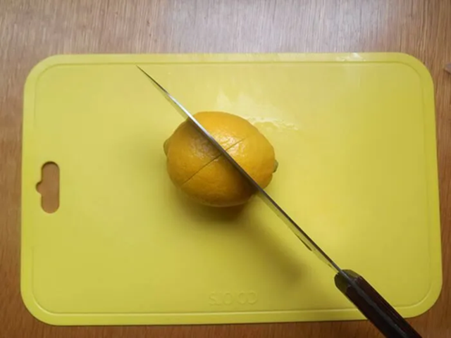 Cắt chanh theo chiều ngang hay chiều dọc được nhiều nước hơn?- Ảnh 1.