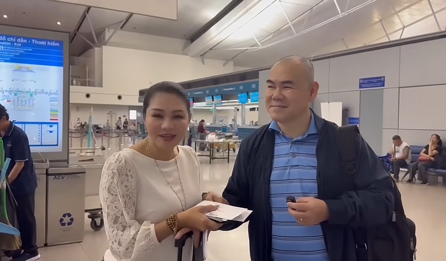 Con trai Thanh Tuyền cạo đầu, con d&acirc;u n&oacute;i 1 điều ở s&acirc;n bay- Ảnh 1.