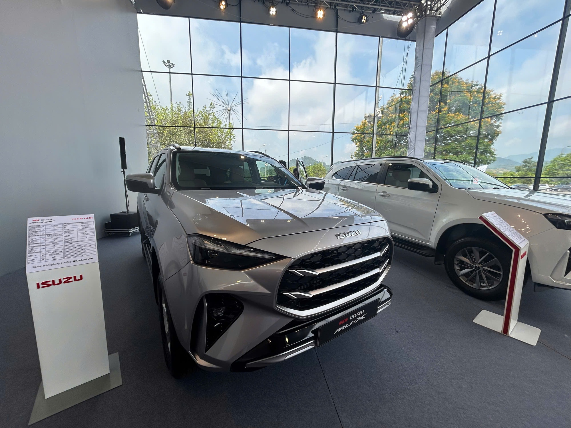 Đề xuất giảm lệ ph&iacute; cấp biển số xe &ocirc; t&ocirc; tại H&agrave; Nội v&agrave; TPHCM xuống 14 triệu đồng - Ảnh 1.