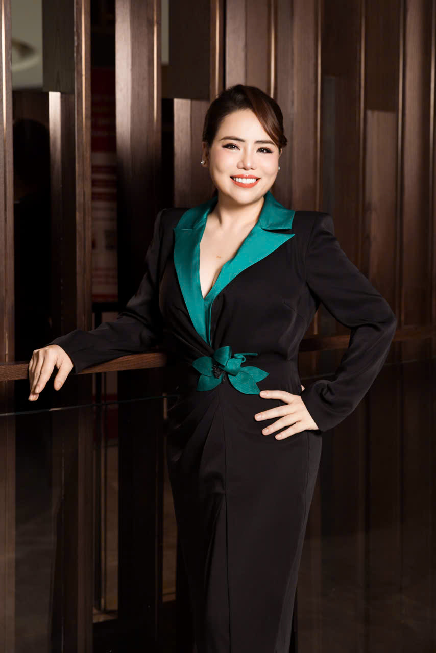 Người đẹp đăng quang hoa hậu ở tuổi 40: L&agrave; nữ doanh nh&acirc;n th&agrave;nh đạt, mẹ 4 con, cuộc đời ch&igrave;m nổi - Ảnh 4.