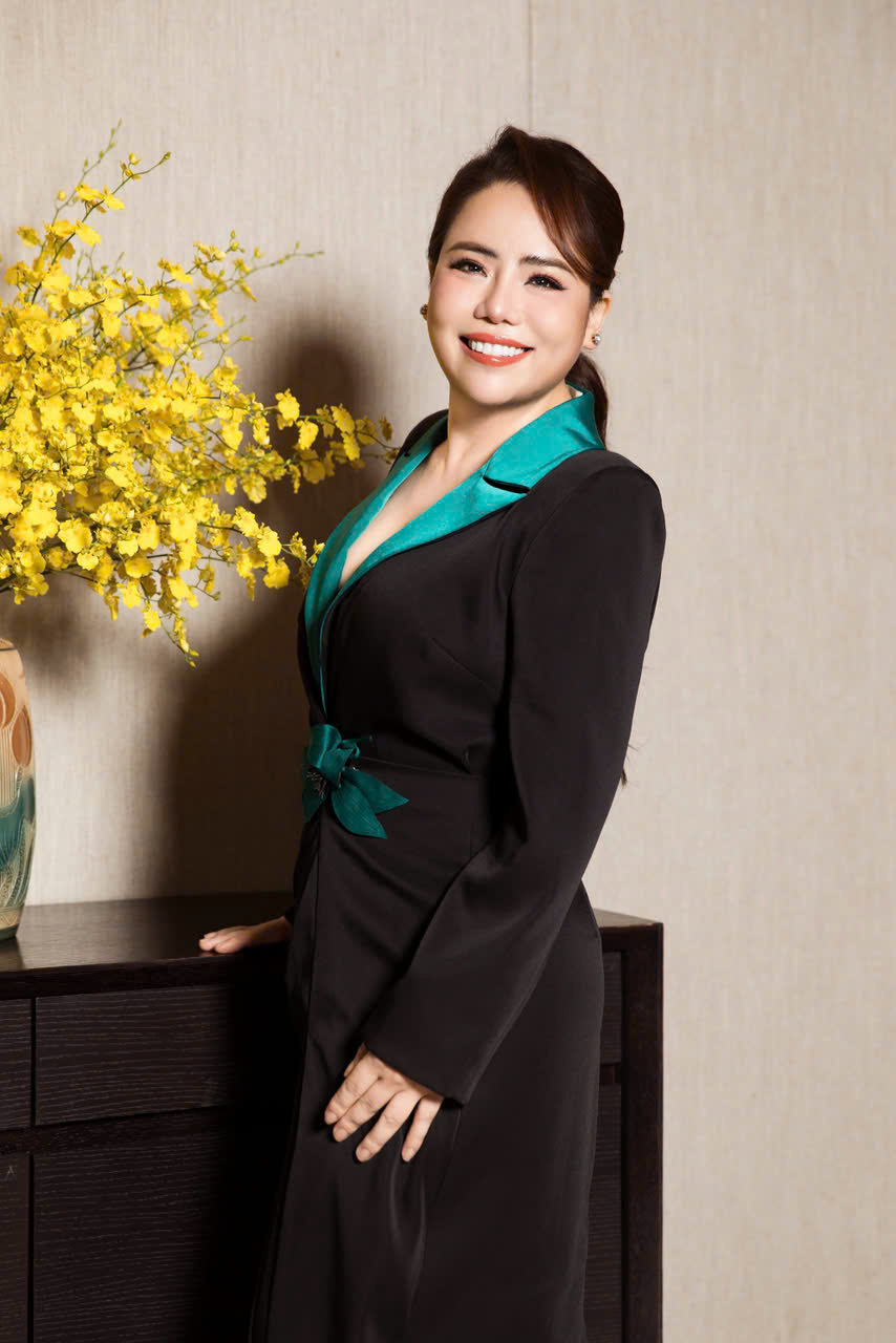 Người đẹp đăng quang hoa hậu ở tuổi 40: L&agrave; nữ doanh nh&acirc;n th&agrave;nh đạt, mẹ 4 con, cuộc đời ch&igrave;m nổi - Ảnh 5.