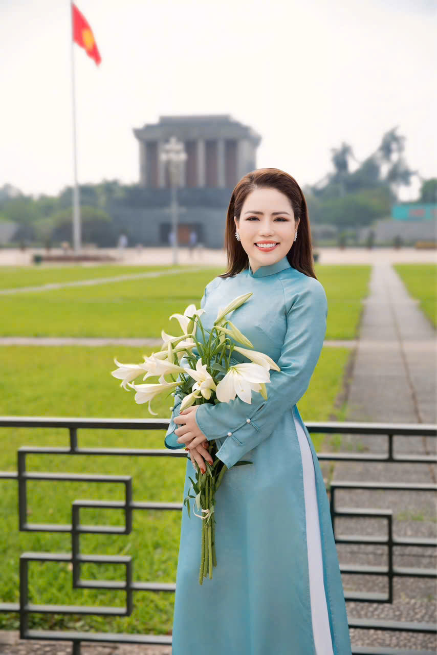 Người đẹp đăng quang hoa hậu ở tuổi 40: L&agrave; nữ doanh nh&acirc;n th&agrave;nh đạt, mẹ 4 con, cuộc đời ch&igrave;m nổi - Ảnh 2.