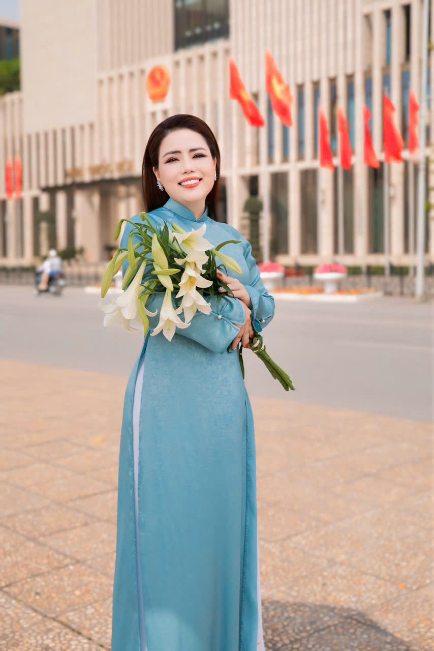 Người đẹp đăng quang hoa hậu ở tuổi 40: L&agrave; nữ doanh nh&acirc;n th&agrave;nh đạt, mẹ 4 con, cuộc đời ch&igrave;m nổi - Ảnh 3.