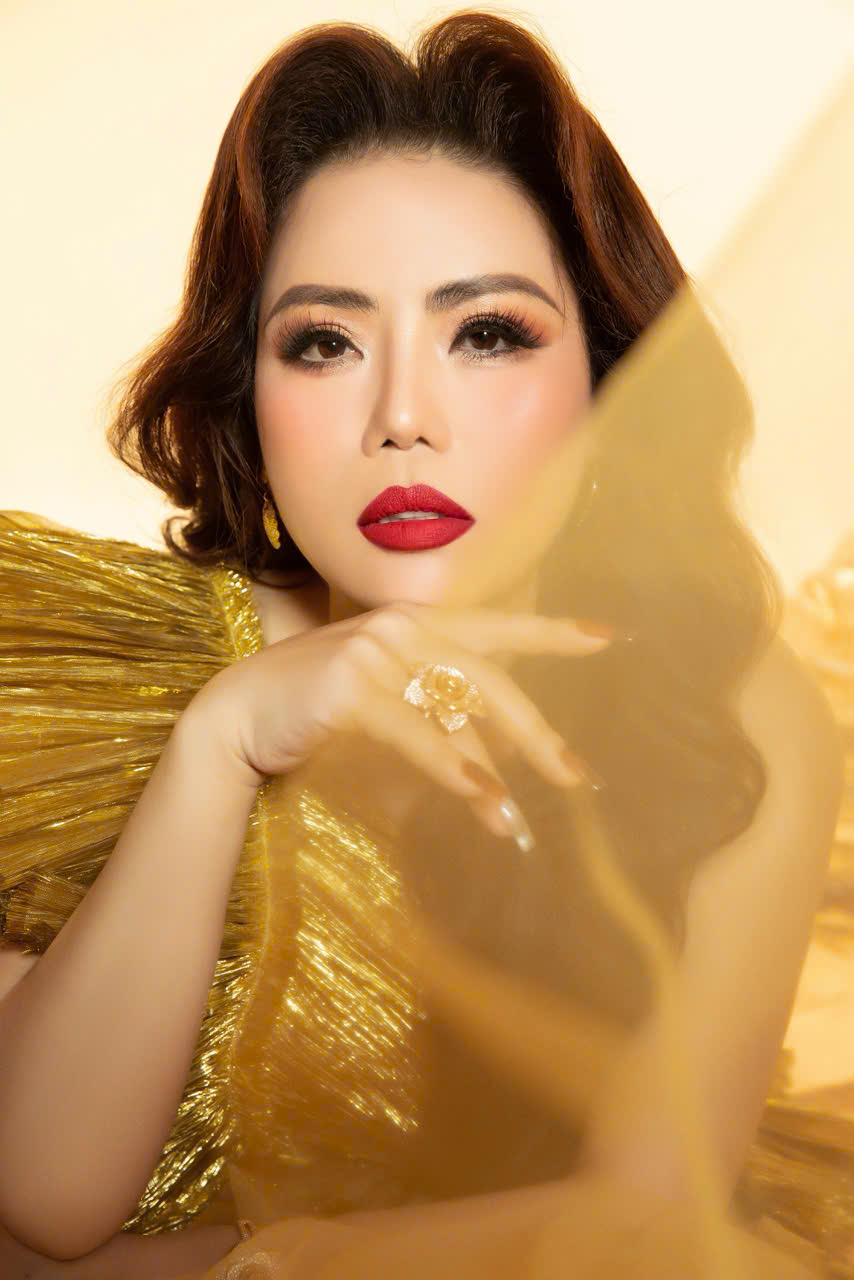 Người đẹp đăng quang hoa hậu ở tuổi 40: L&agrave; nữ doanh nh&acirc;n th&agrave;nh đạt, mẹ 4 con, cuộc đời ch&igrave;m nổi - Ảnh 1.