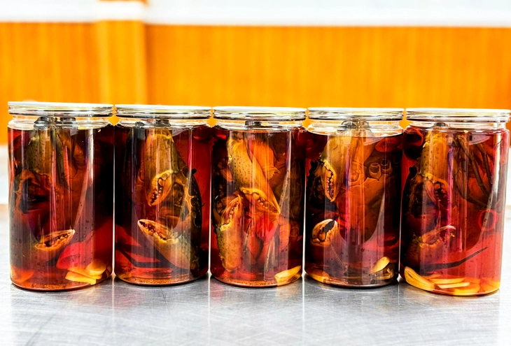 Cua gạch C&agrave; Mau ng&acirc;m nước mắm nhĩ gi&aacute; gần 1 triệu đồng/kg - Ảnh 1.