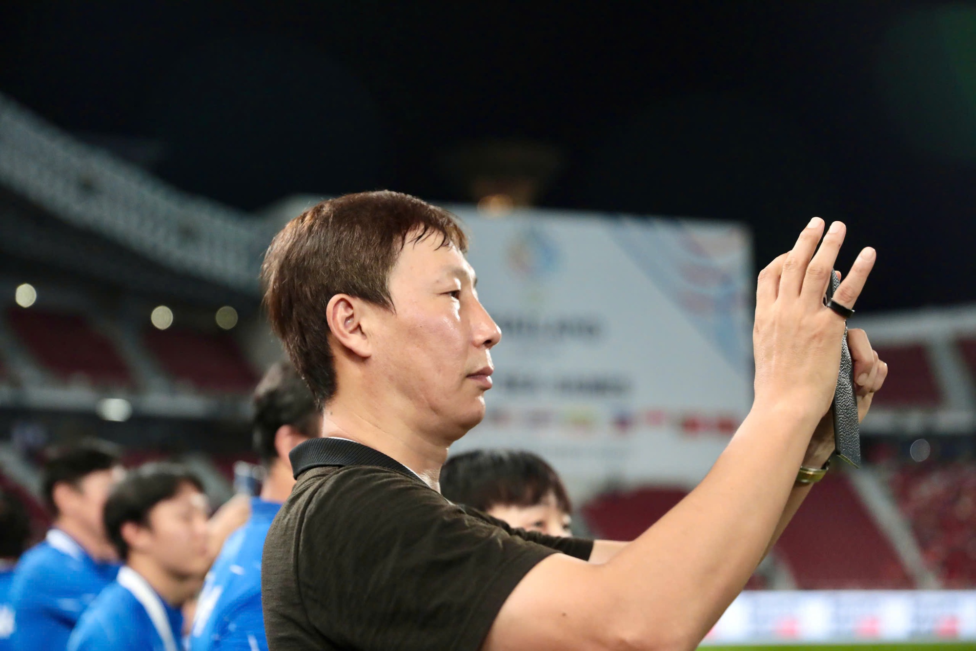 V&igrave; sao HLV Kim Sang-sik kh&ocirc;ng được trao HCV SEA Games 33?- Ảnh 5.