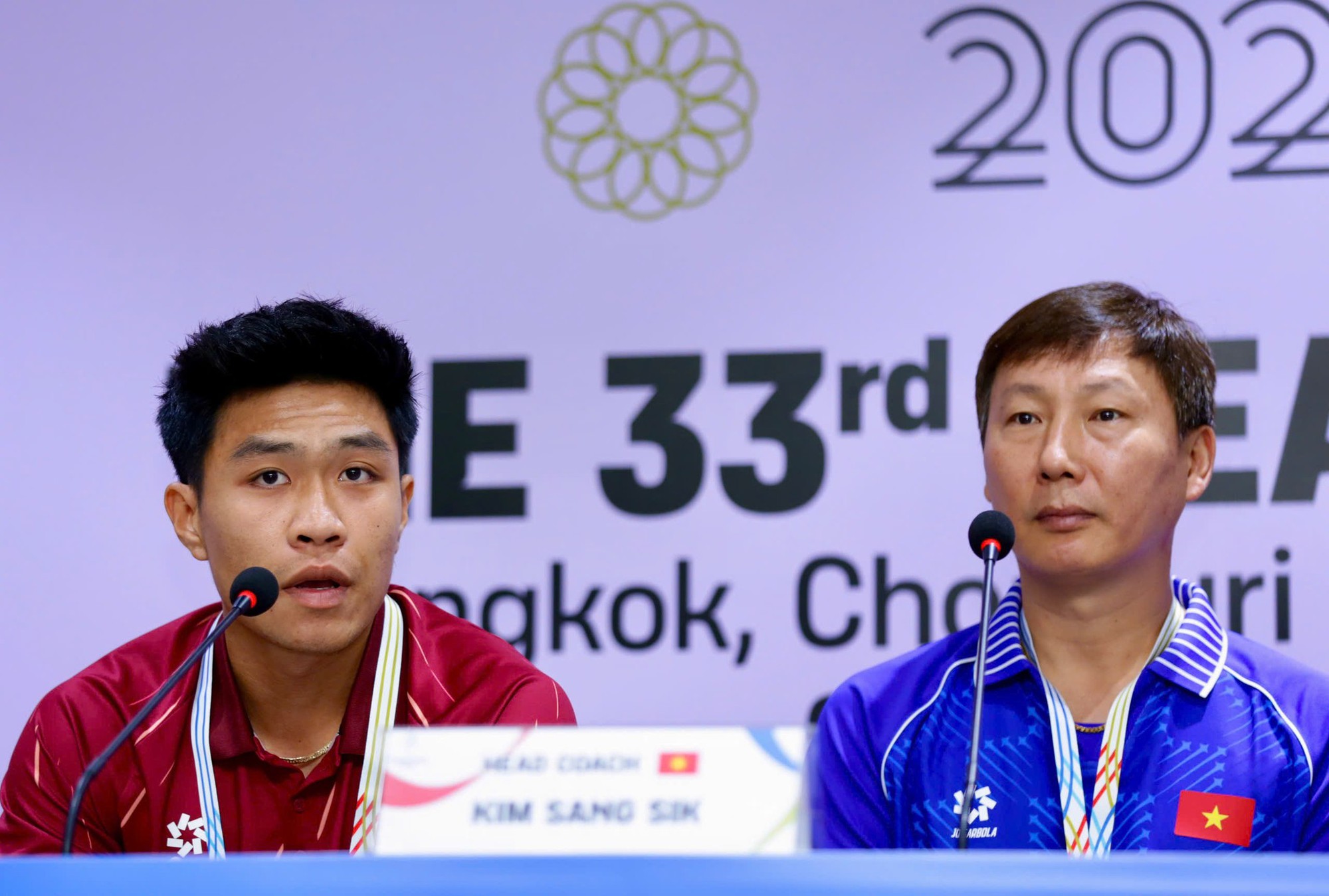 Tuyển thủ U22 Việt Nam g&acirc;y sốt v&igrave; "bớt việc" của phi&ecirc;n dịch vi&ecirc;n, trả lời phỏng vấn bằng tiếng Anh cực mượt - Ảnh 2.