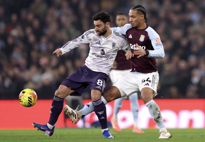 Man United gục ng&atilde; ở Villa Park, hụt hơi cuộc đua v&ocirc; địch - Ảnh 1.