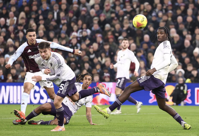 Man United gục ng&atilde; ở Villa Park, hụt hơi cuộc đua v&ocirc; địch - Ảnh 2.