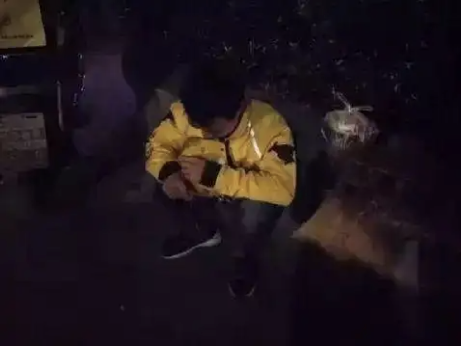 Nam shipper kh&oacute;c nấc b&ecirc;n đường: C&acirc;u chuyện cảm động về cuộc sống - Ảnh 1.