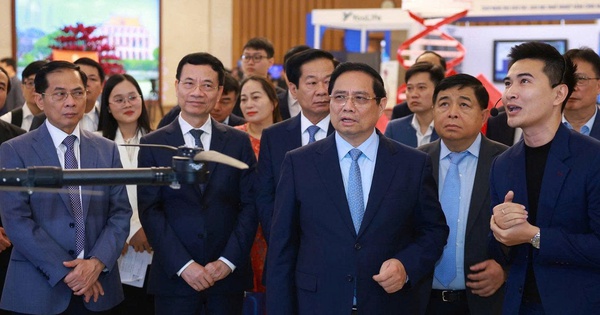 Gi&aacute; v&agrave;ng h&ocirc;m nay tăng sốc, kỷ lục mới ch&iacute;nh thức x&aacute;c lập - Ảnh 2.