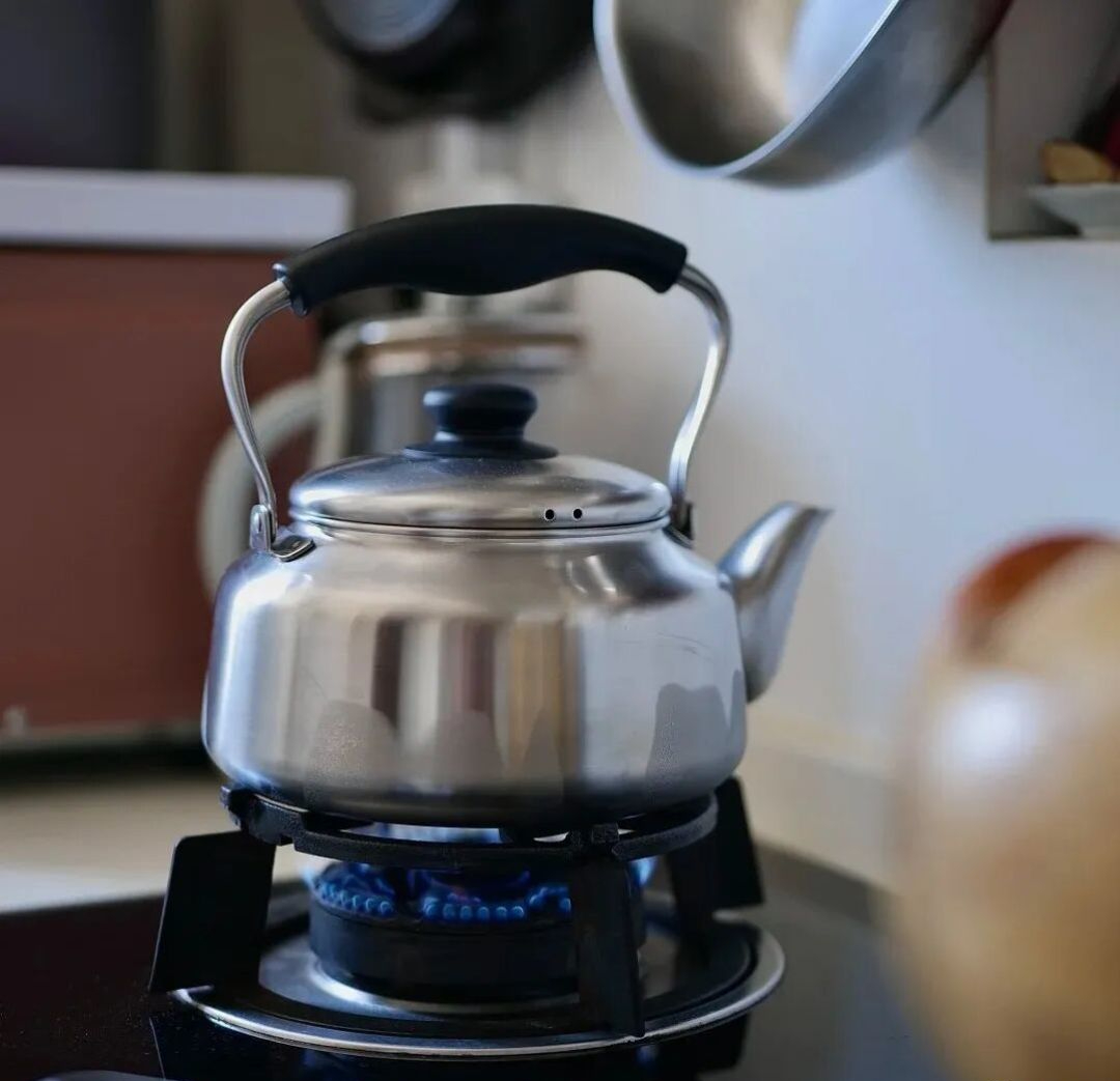 T&ocirc;i thật sự cho&aacute;ng trước c&aacute;ch giới trẻ dọn bếp: D&ugrave;ng to&agrave;n đồ rẻ m&agrave; bếp sạch bong kin k&iacute;t hơn cả sản phẩm đắt- Ảnh 1.