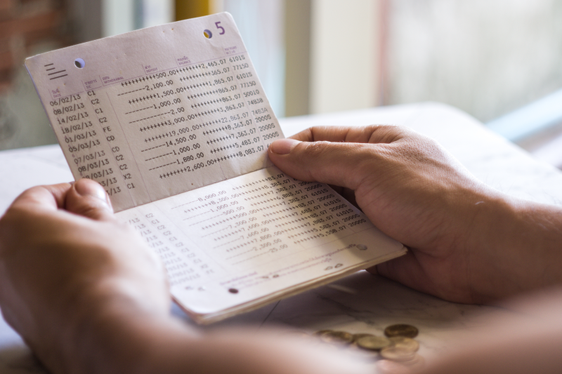 Kh&ocirc;ng phải t&agrave;i khoản n&agrave;o cũng an to&agrave;n: 4 loại sổ tiết kiệm người lớn tuổi n&ecirc;n tr&aacute;nh để kh&ocirc;ng mất tiền oan- Ảnh 2.