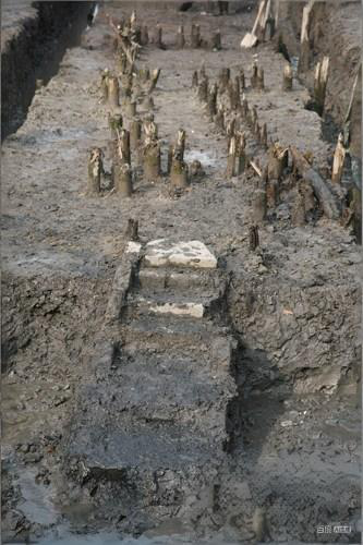 Đ&agrave;o m&oacute;ng c&ocirc;ng tr&igrave;nh ph&aacute;t hiện cọc gỗ b&iacute; ẩn, kh&aacute;m ph&aacute; lịch sử Lục Triều - Ảnh 1.