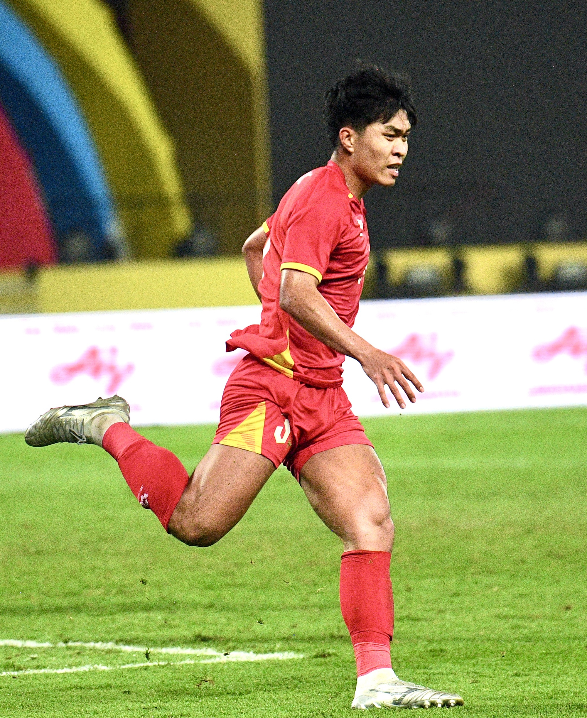 Tuyển thủ U22 Việt Nam g&acirc;y sốt v&igrave; "bớt việc" của phi&ecirc;n dịch vi&ecirc;n, trả lời phỏng vấn bằng tiếng Anh cực mượt - Ảnh 4.