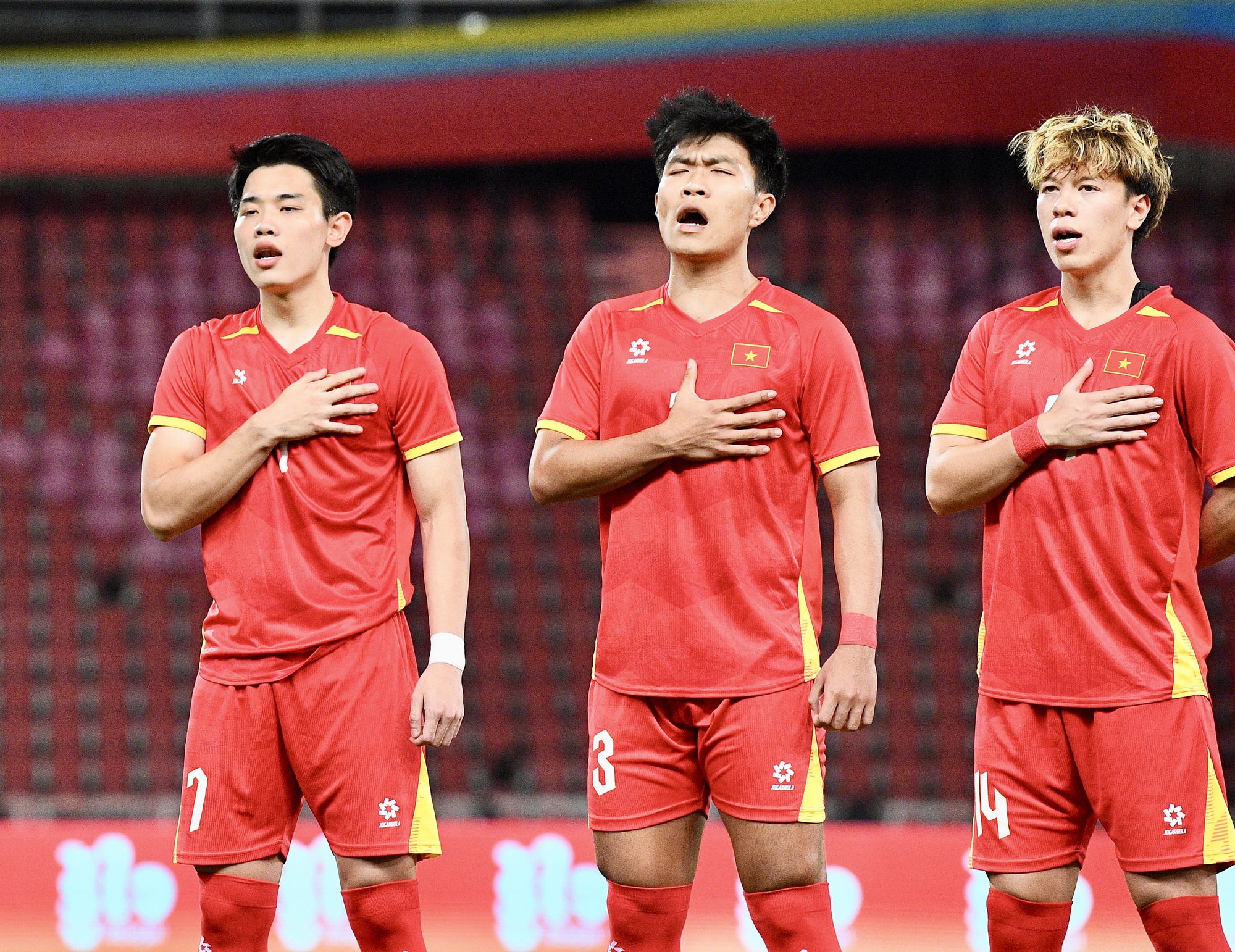 Tuyển thủ U22 Việt Nam g&acirc;y sốt v&igrave; "bớt việc" của phi&ecirc;n dịch vi&ecirc;n, trả lời phỏng vấn bằng tiếng Anh cực mượt - Ảnh 3.