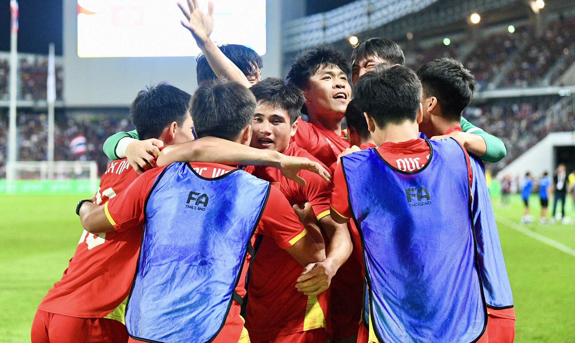 Tuyển thủ U22 Việt Nam g&acirc;y sốt v&igrave; "bớt việc" của phi&ecirc;n dịch vi&ecirc;n, trả lời phỏng vấn bằng tiếng Anh cực mượt - Ảnh 10.