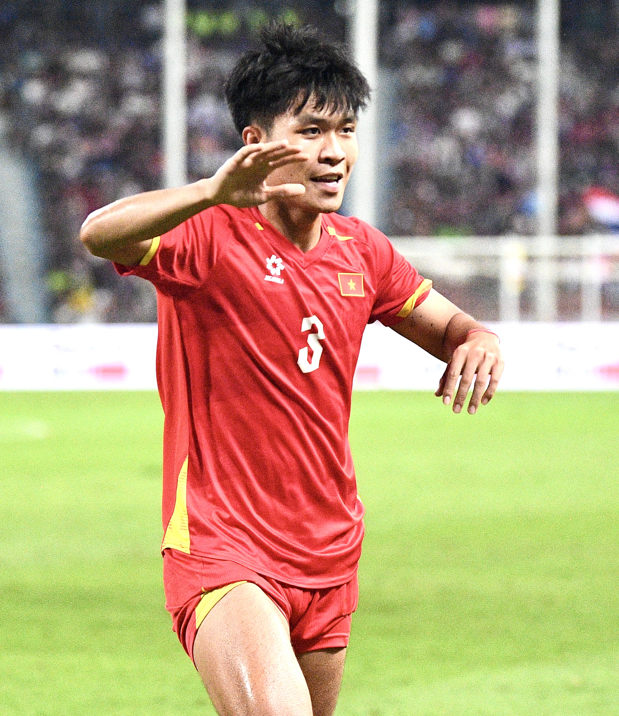 Tuyển thủ U22 Việt Nam g&acirc;y sốt v&igrave; "bớt việc" của phi&ecirc;n dịch vi&ecirc;n, trả lời phỏng vấn bằng tiếng Anh cực mượt - Ảnh 8.