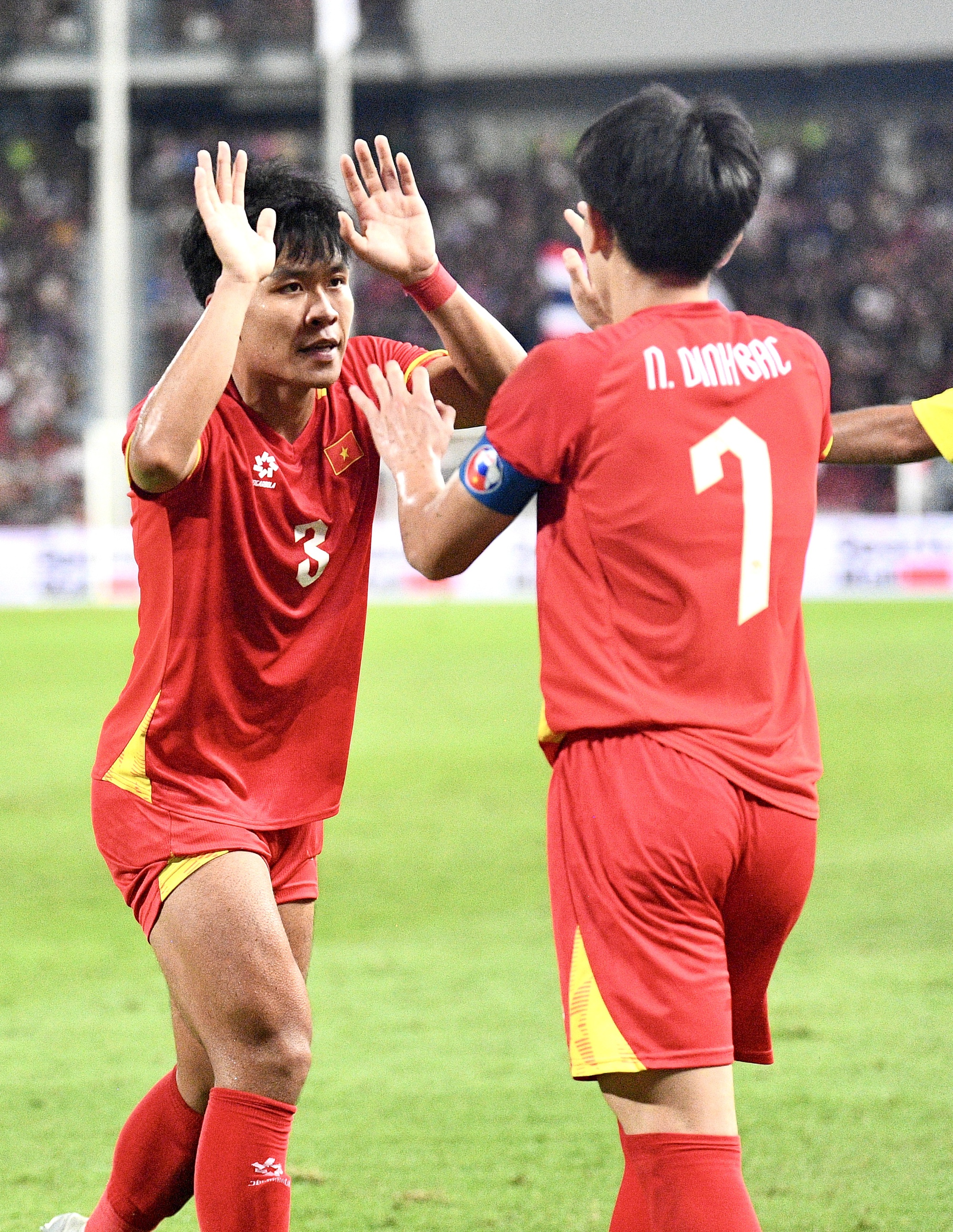 Tuyển thủ U22 Việt Nam g&acirc;y sốt v&igrave; "bớt việc" của phi&ecirc;n dịch vi&ecirc;n, trả lời phỏng vấn bằng tiếng Anh cực mượt - Ảnh 7.